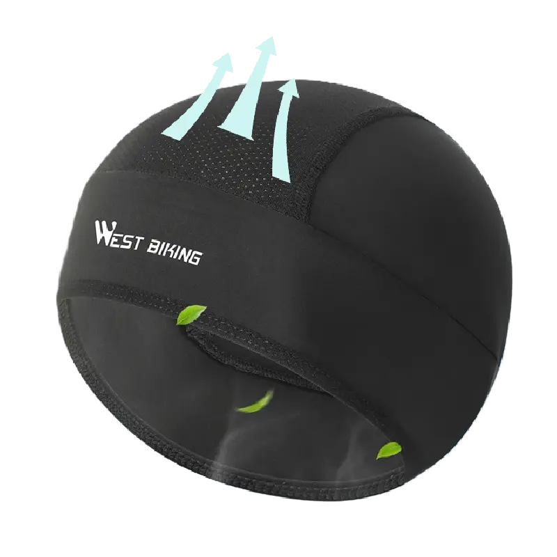 Bonnet sous casque vélo été avec ventilation optimisée. Trois flèches illustrent l'évacuation de l’humidité et la respirabilité du tissu. En arrière-plan, un cycliste flou roule à pleine vitesse, soulignant l'usage dynamique du produit.