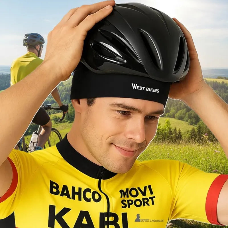 Bonnet sous Casque Vélo été porté par cycliste en maillot jaune ajustant son casque en pleine nature