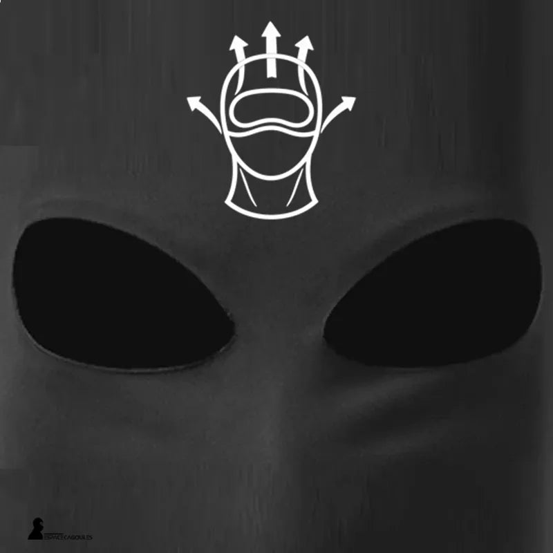 Cagoule 2 trous noire détail en gros plan des ouvertures yeux avec pictogramme de circulation d’air au-dessus, vue macro - Espace Cagoules