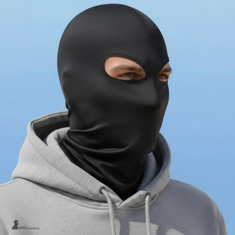 Cagoule 2 trous noire portée en vue trois quarts avec hoodie gris sur fond bleu uniforme, cadrage buste - Espace Cagoules