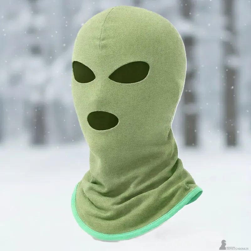 Cagoule 3 trous en polaire vert olive présentée sur buste, vue de face avec fond hivernal flou - Espace Cagoules