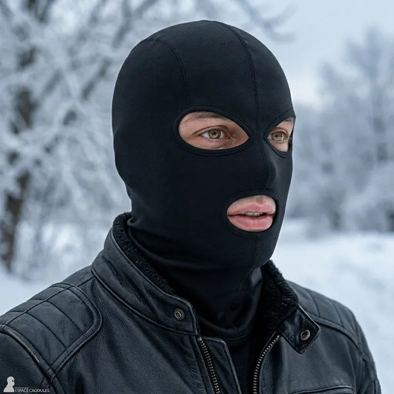 Drei-Loch-Motorradmaske, getragen von einem Mann im winterlichen Freien mit schwarzer Jacke, Nahaufnahme – Cagoule-Bereich