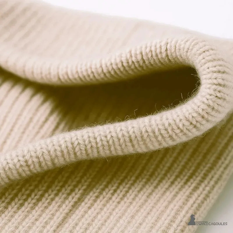 Passamontagna anni '90 dettaglio di maglia spessa beige in macro con texture a coste e aspetto vintage - Spazio Cagoule