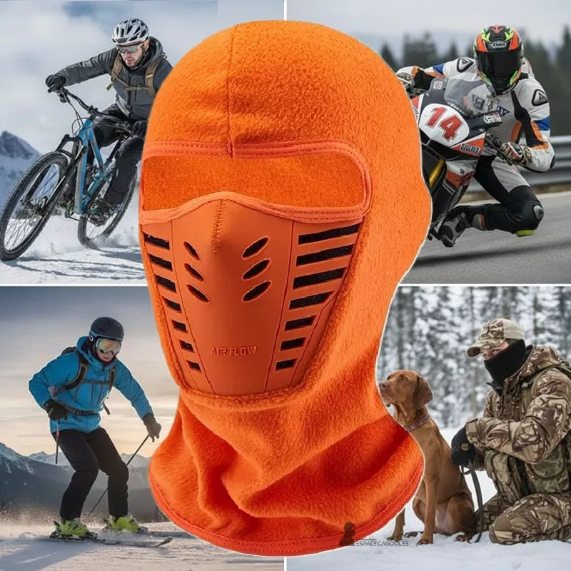 cagoule anti buée – Cagoule orange avec masque ventilé portée pour des activités de vélo, moto, ski et chasse dans un environnement hivernal – Espace Cagoules