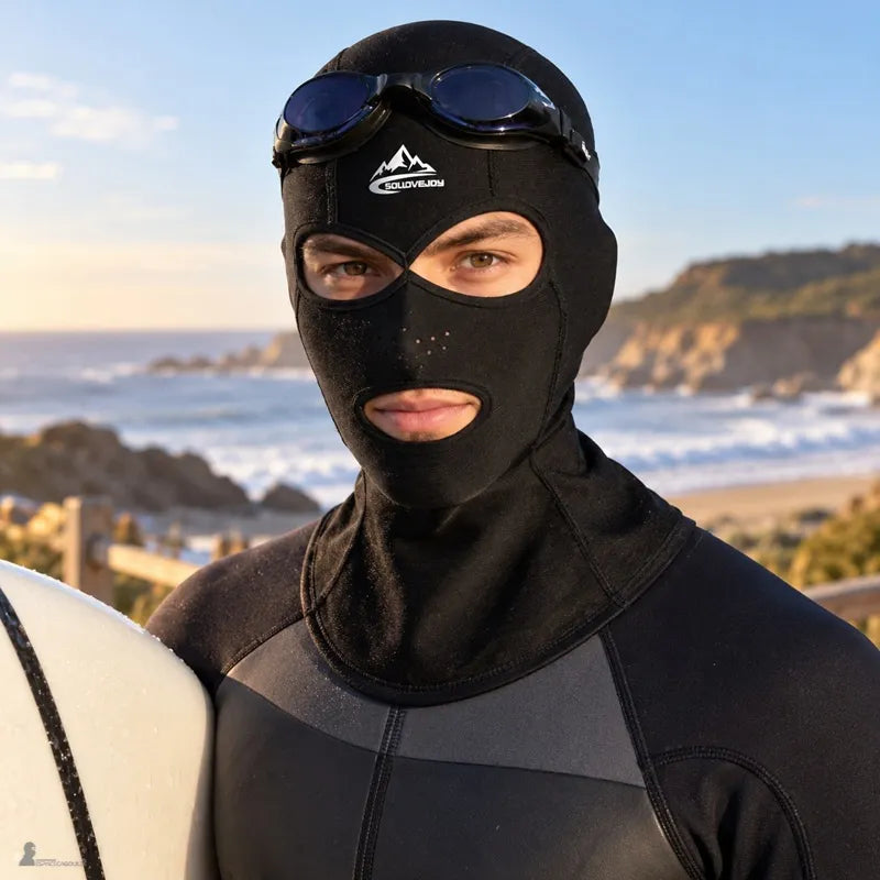 Surfer, der eine schwarze UPF 40+ anti-UV-Sturmhaube am Meer trägt, Badebrille, Neoprenanzug und Surfbrett – Espace Cagoules