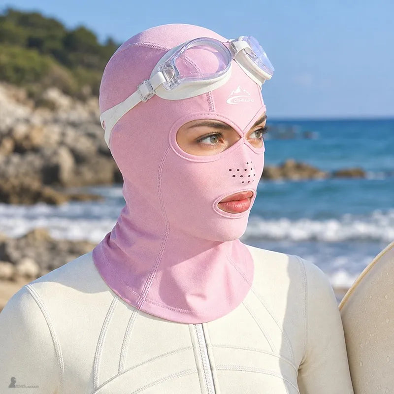 Surfer trägt eine pinke UPF 40+ anti-UV-Sturmhaube am Strand, Badebrille auf der Stirn und Neoprenanzug, Gesicht und Hals geschützt – Espace Cagoules