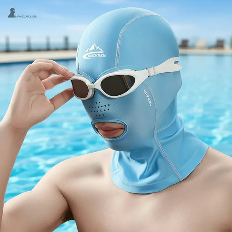 Cagoule anti UV UPF 50 + bleue portée au bord d’une piscine, protection solaire pour visage et cou – Espace Cagoules