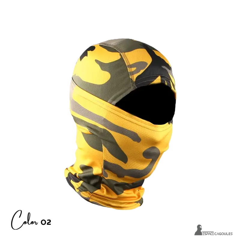 Cagoule balaclava moto camouflage jaune et vert en fond neutre noir, vue de côté