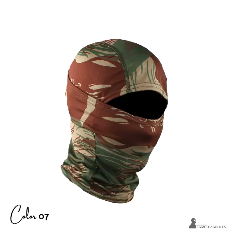 Cagoule balaclava moto camouflage marron et vert en fond neutre noir, vue de côté