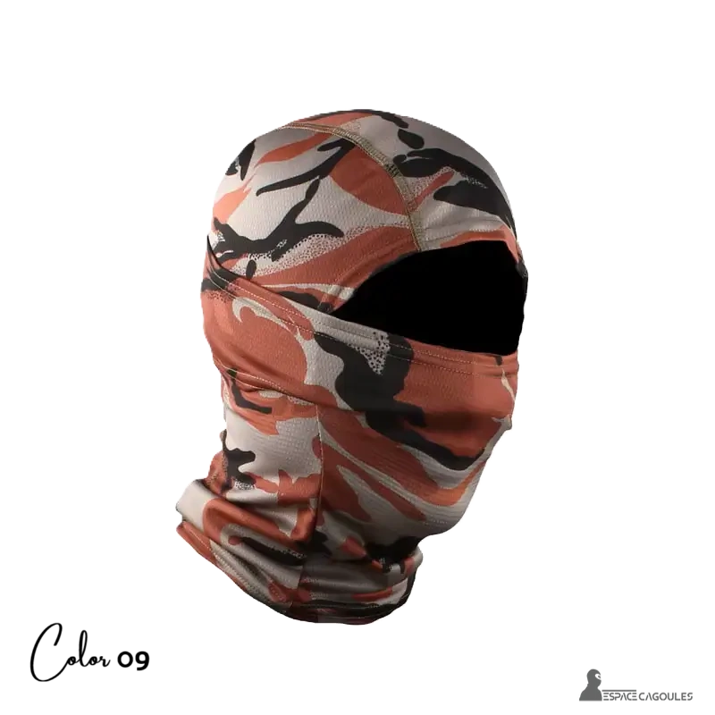 Cagoule balaclava moto camouflage sable et marron clair en fond neutre noir, vue de côté