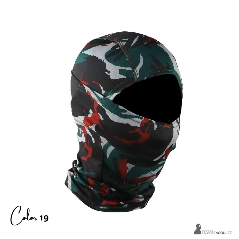 Cagoule balaclava moto camouflage vert, rouge et noir en fond neutre noir, vue de côté