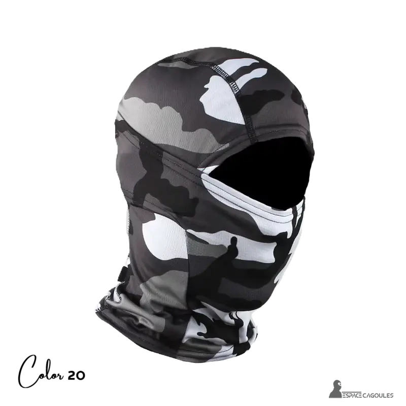 Cagoule balaclava moto camouflage noir et blanc en fond neutre noir, vue de côté