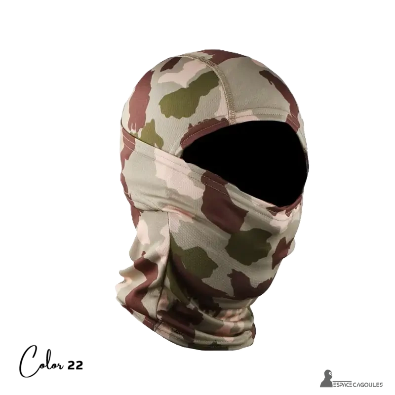 Cagoule balaclava moto camouflage beige et marron clair en fond neutre noir, vue de côté