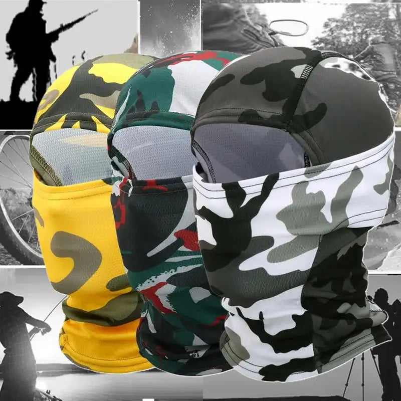 Quatre cagoules balaclava camouflage pour airsoft et outdoor, en jaune, vert, blanc et noir, disposées en éventail sur un fond militaire avec silhouettes en action.