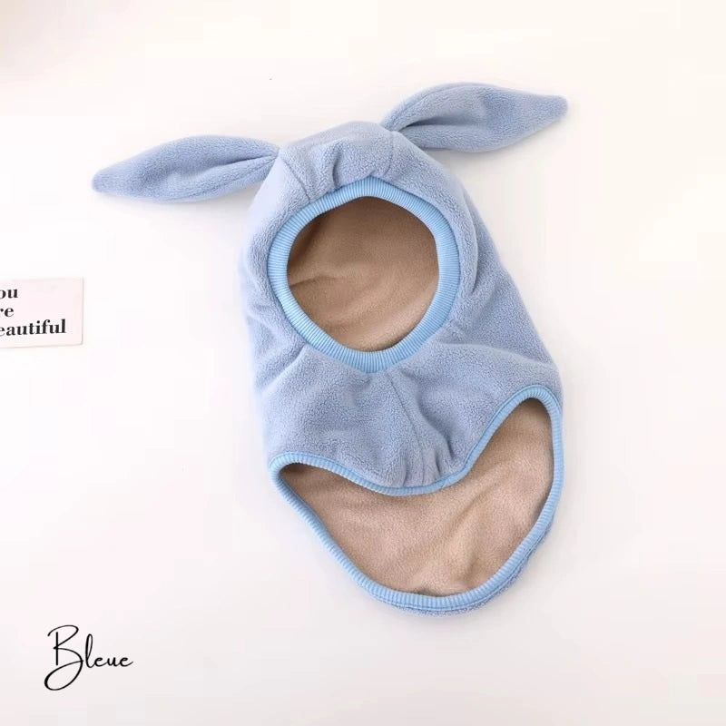  Cagoule bébé polaire bleue avec des oreilles de lapin, parfaite pour garder la tête et le cou bien au chaud en hiver. Intérieur doublé en tissu doux.