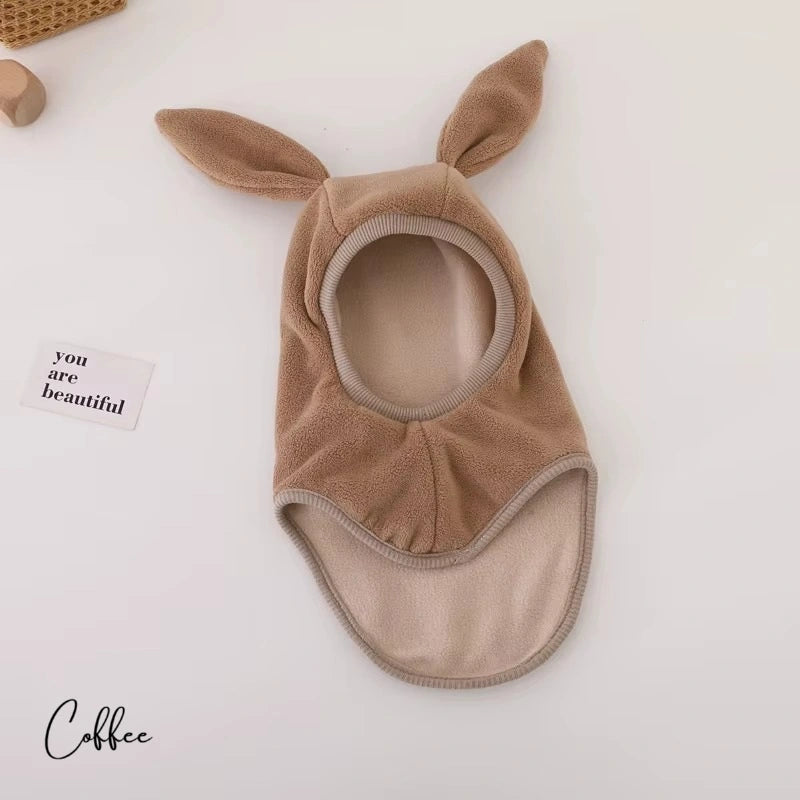 Cagoule bébé polaire coffee avec de petites oreilles dressées, idéale pour une protection hivernale confortable et mignonne.