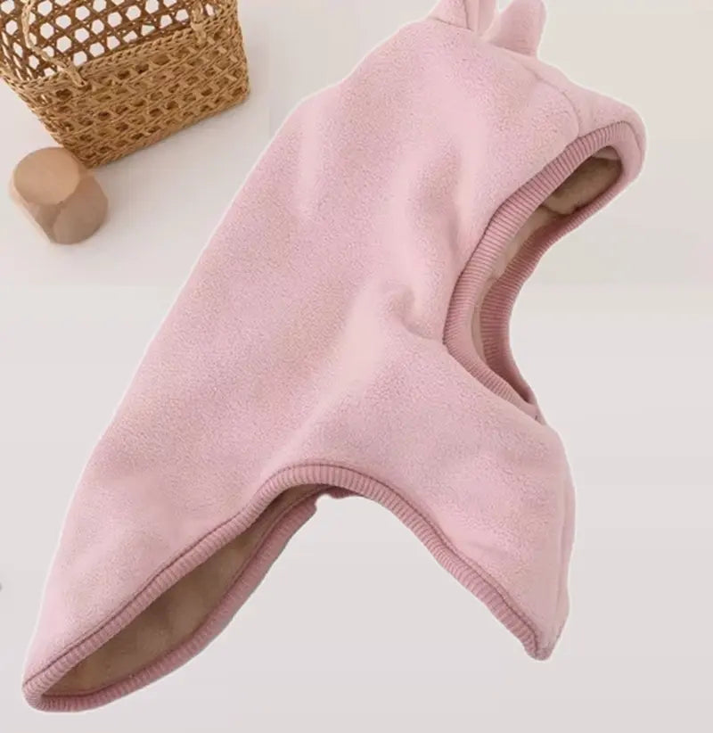 Cagoule bébé polaire rose, en tissu ultra-doux, offrant chaleur et confort aux bébés pendant l'hiver.