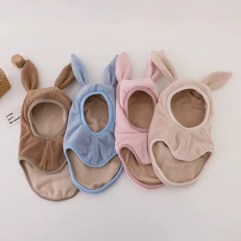 Lot de cagoules bébé polaire en trois couleurs (marron, bleu, rose), idéales pour protéger du froid tout en offrant un look mignon et cosy.