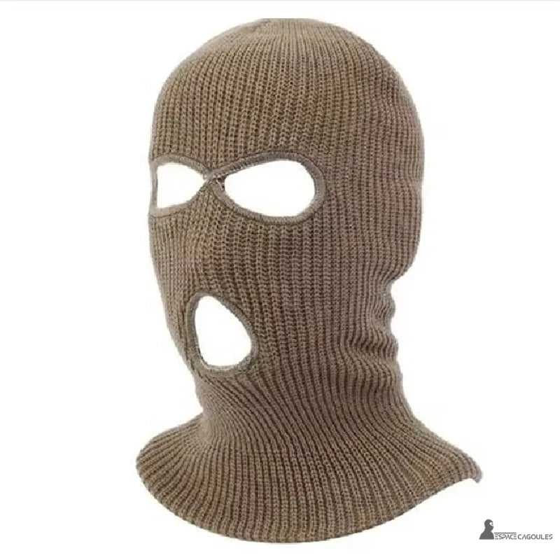 Cagoule bouche ouverte jaune fluo tricotée, portée sur mannequin avec fond lumineux orange, offrant visibilité et protection hivernale