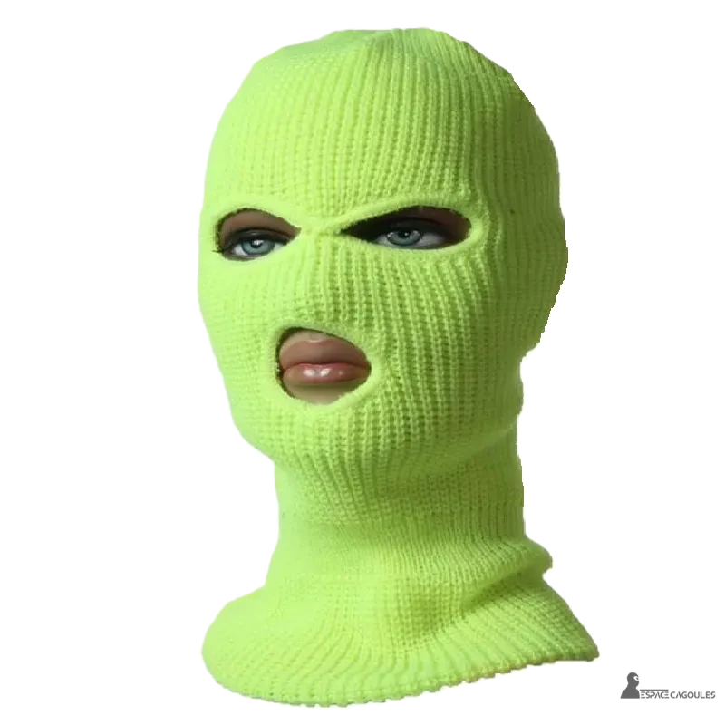 Passamontagna a bocca aperta neon giallo verde indossato sul manichino, sfondo nero per foto dello studio, ideale per la protezione sportiva e invernale