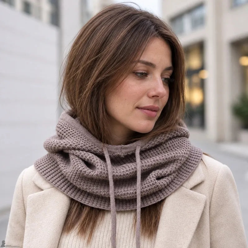 Cagoule cache cou taupe portée capuche baissée en col snood dans une rue urbaine - Espace Cagoules