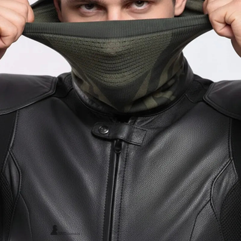 Polyester dehnbarer Motorrad-Sturmhaube mit Gesichtsabdeckung, als Halswärmer geformt, getragen von einem Motorradfahrer, der die Passform und Spannung des Stoffes zeigt - Espace Cagoules