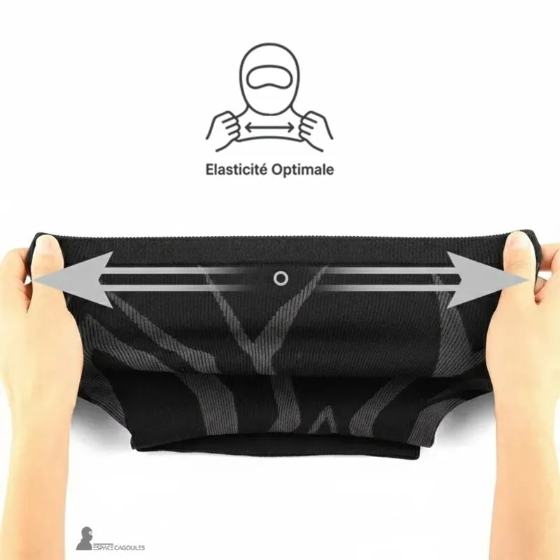 Polyester dehnbarer Motorrad-Stirnband mit verstellbarer Schlauchform, Vorderansicht, die die Elastizität des horizontal gedehnten Stoffes von Hand zeigt - Espace Cagoules