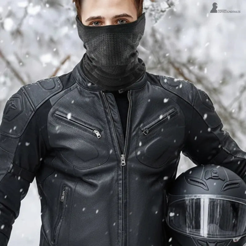 Cagoule cache nez moto en polyester respirant, forme tube couvrant le cou et la bouche, vue portée de face avec équipement moto - Espace Cagoules