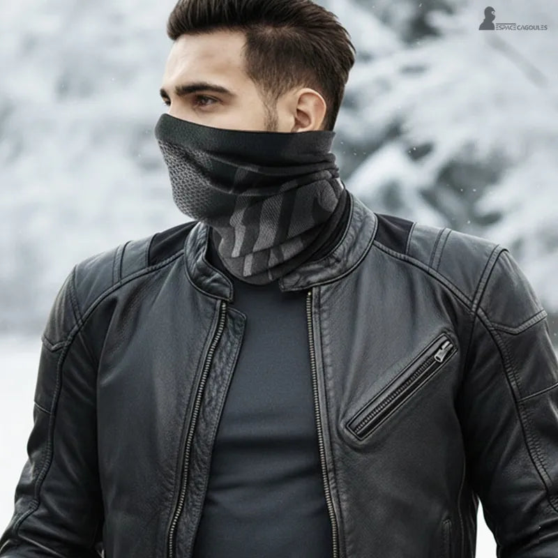 Polyester-Motorradmaske mit atmungsaktivem Netz vorne, Halswärmer-Form, die die Nase bedeckt, getragen von einem Motorradfahrer in winterlicher Umgebung - Espace Cagoules