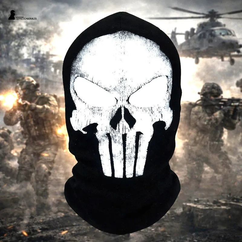 Cagoule Call Of Duty Ghost en coton et lycra noire à tête de mort blanche, forme 2 trous, vue de face sur fond de scène militaire avec soldats et hélicoptère - Espace Cagoules