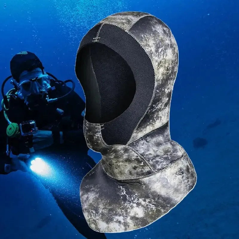 Chasseur sous-marin éclairant les fonds à côté d'une cagoule camouflage néoprène à bavette longue - Espace Cagoules
