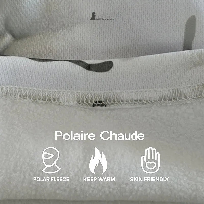 Schneetarnmütze mit warmem Fleece-Innenfutter, weicher und isolierender Textur, entworfen, um die Wärme bei kaltem Wetter zu bewahren.