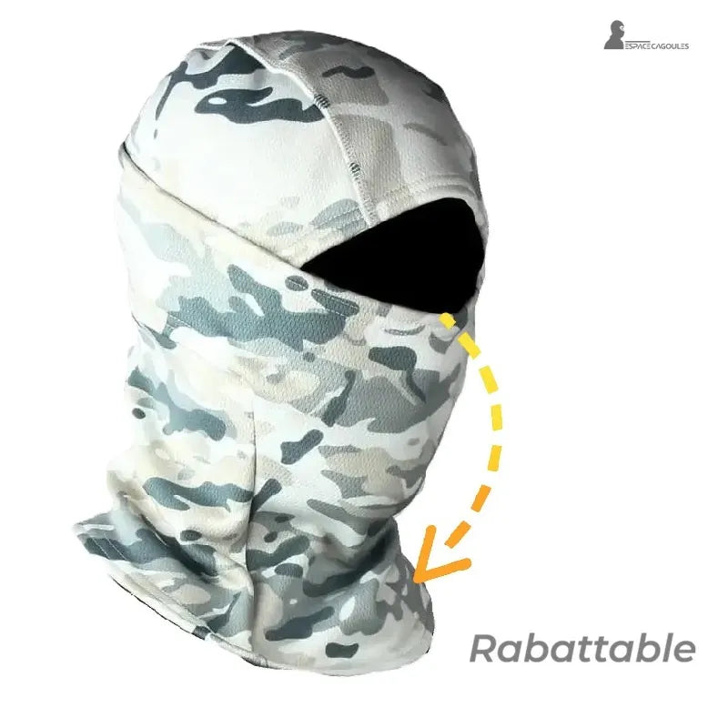 Schneetarnkappe mit umklappbarem unteren Teil, der es ermöglicht, den Gesichtsschutz je nach Bedingungen anzupassen.