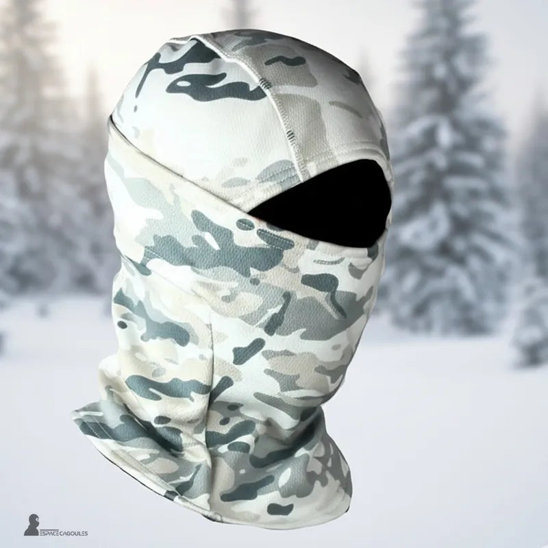 Schneetarnungskapuzenansicht von der Seite mit weißem und grauem Muster, kopf- und halsbedeckendes Design in einer verschneiten Winterumgebung – Raum für Kapuzen.