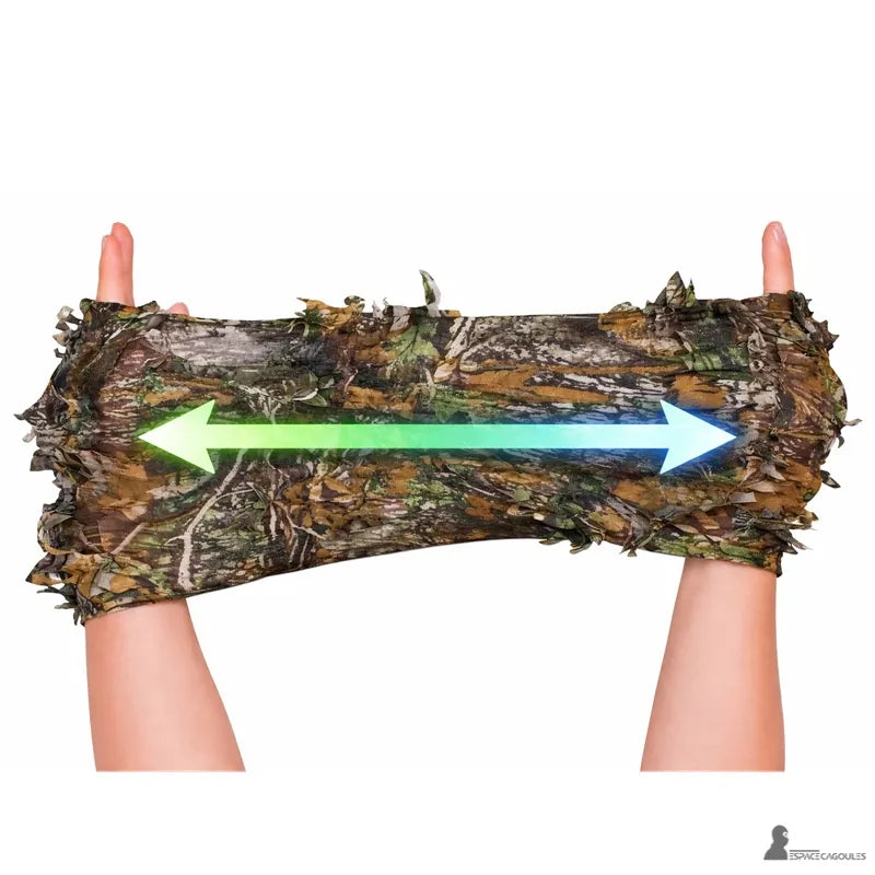 Alt-Tag: Hochdehnbarer Polyester-Camouflage-Balaclava mit 3D-Laub, Demonstration der horizontalen Elastizität in den Händen vor neutralem Hintergrund - Bereich Balaclavas