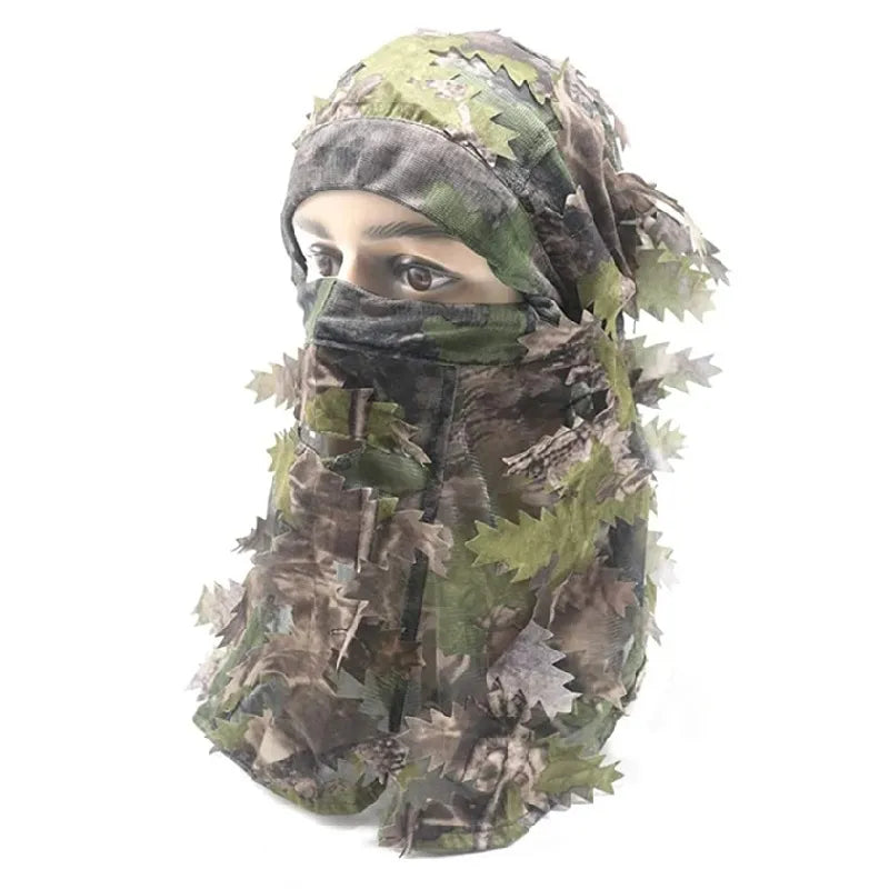 Cagoule Camouflage Foto aus leichtem Polyester mit 3D-Textilblättern, Profilansicht, die Kopf und Hals auf weißem Hintergrund bedeckt - Raum für Cagoules