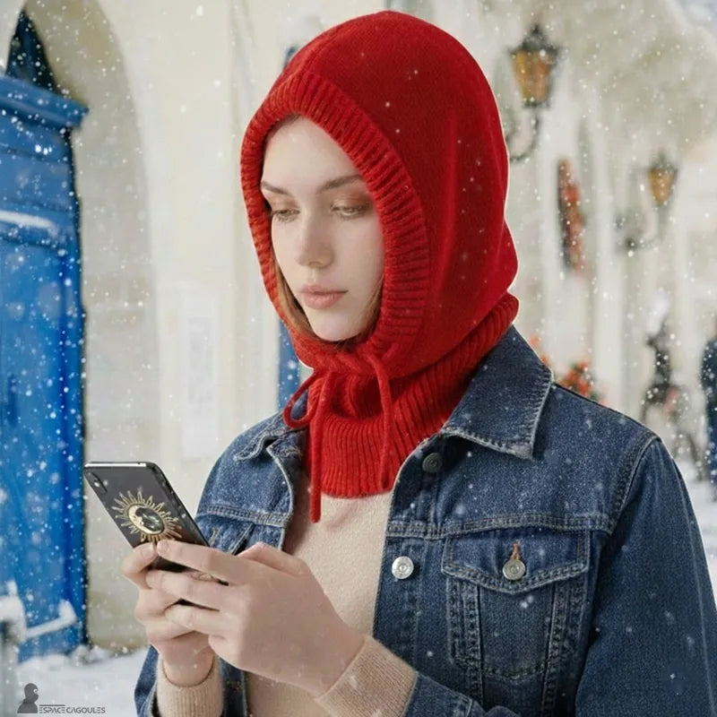 Passamontagna donna rossa indossata sotto la neve con giacca di jeans in una strada invernale animata - Spazio Passamontagna