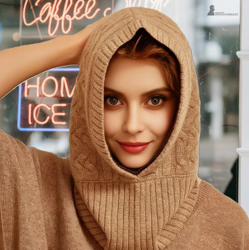 Cagoule Capuche Laine femme souriante intérieur café portant cagoule camel laine torsadée