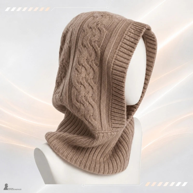 Cagoule à capuche en laine camel à torsades et col long côtelé présentée sur buste mannequin, vue de trois-quarts - Espace Cagoules