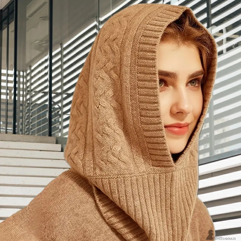 Cagoule Capuche Laine femme moderne portant cagoule tricot beige en laine torsadée en extérieur