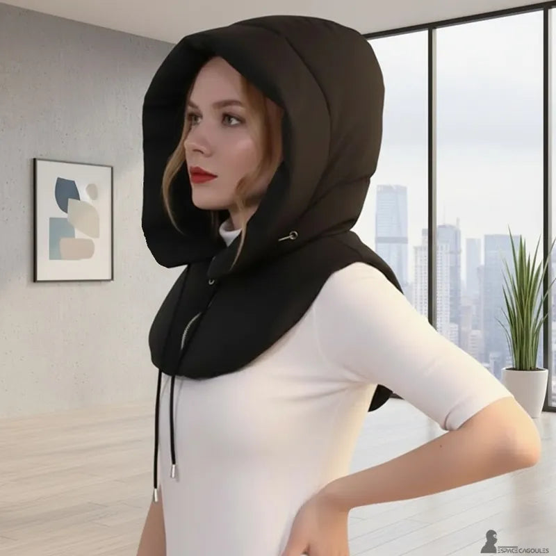 Cagoule capuche rembourrée, noire, en polyester portée par une femme, vue de profil en intérieur, capuche relevée enveloppant la tête et le cou - Espace Cagoules
