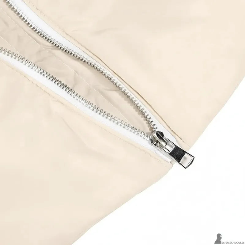 Cagoule capuche rembourrée en polyester, détail de la fermeture zippée frontale assurant un maintien précis au niveau du cou - Espace Cagoules