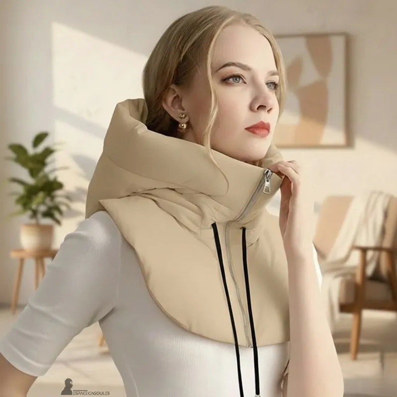 Cagoule capuche rembourrée en polyester portée par une femme, vue de face en intérieur, coloris beige avec plastron isolant et capuche intégrée - Espace Cagoules