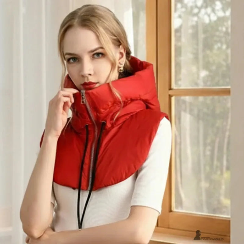 Cagoule capuche rembourrée en polyester portée par une femme, vue face rapprochée en intérieur, couvrant le cou et la nuque avec fermeture zippée - Espace Cagoules