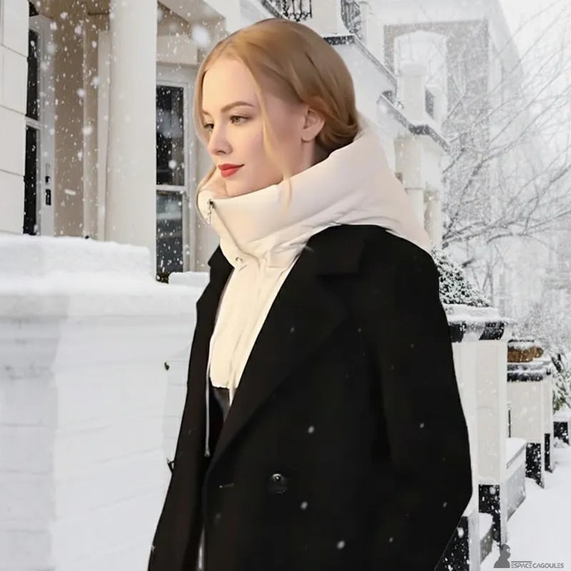 Cagoule capuche rembourrée en polyester portée par une femme, vue de profil en extérieur enneigé, utilisée sous un manteau pour protéger le cou - Espace Cagoules