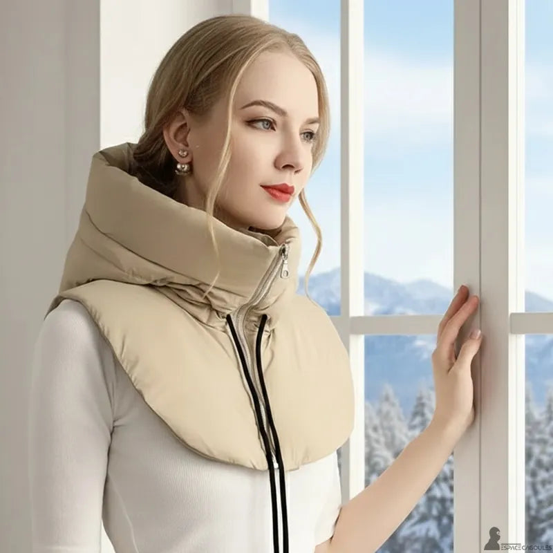 Cagoule capuche rembourrée en polyester portée par une femme, vue de profil en intérieur près d’une fenêtre, coloris beige avec capuche intégrée - Espace Cagoules