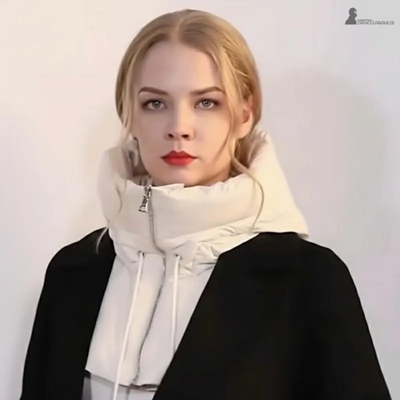 Cagoule capuche rembourrée en polyester portée par une femme, vue de face avec capuche abaissée et col montant protecteur - Espace Cagoules