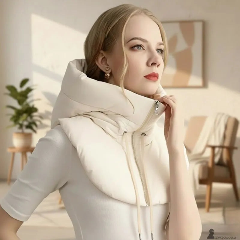 Cagoule capuche rembourrée en polyester portée par une femme, vue de face en intérieur, coloris blanc couvrant le cou et le haut des épaules - Espace Cagoules