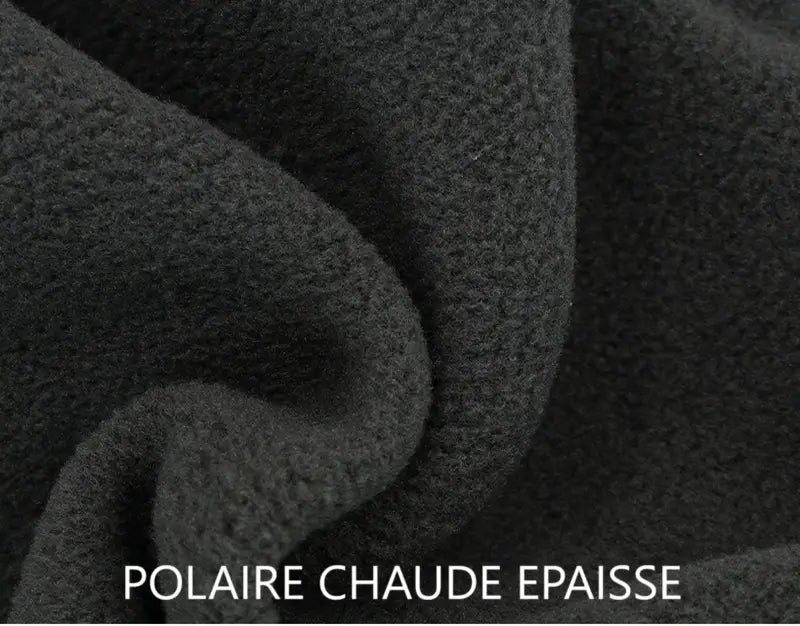 Zoom sur la texture polaire douce et chaude d'une cagoule capuche verte, parfaite pour l'hiver et les sports en extérieur.
