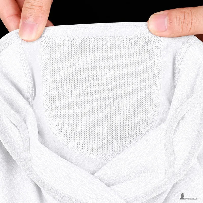 Gros plan sur la zone micro-perforée à l'intérieur du tissu blanc de la cagoule casquette femme - Espace Cagoules